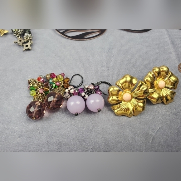 Vintage bunch of Gold Tone Earrings& Necklace - Picture 3 of 8